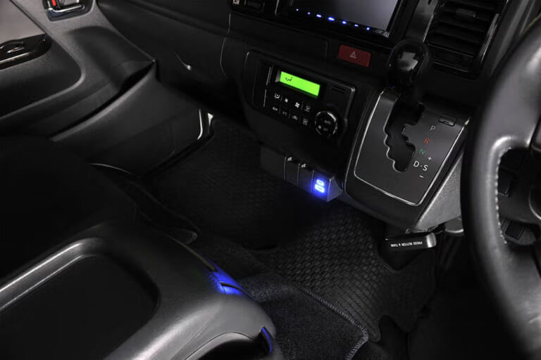 ハイエースに装着した、CX505K ハイエース専用 増設電源ユニット PD70W［カーメイト］｜「えっ…もうコレ純正クオリティじゃん」デザインの統一感がヤバい！差し込むだけで取り付け完了！LEDライト搭載で視認性も抜群のカスタムパーツを紹介