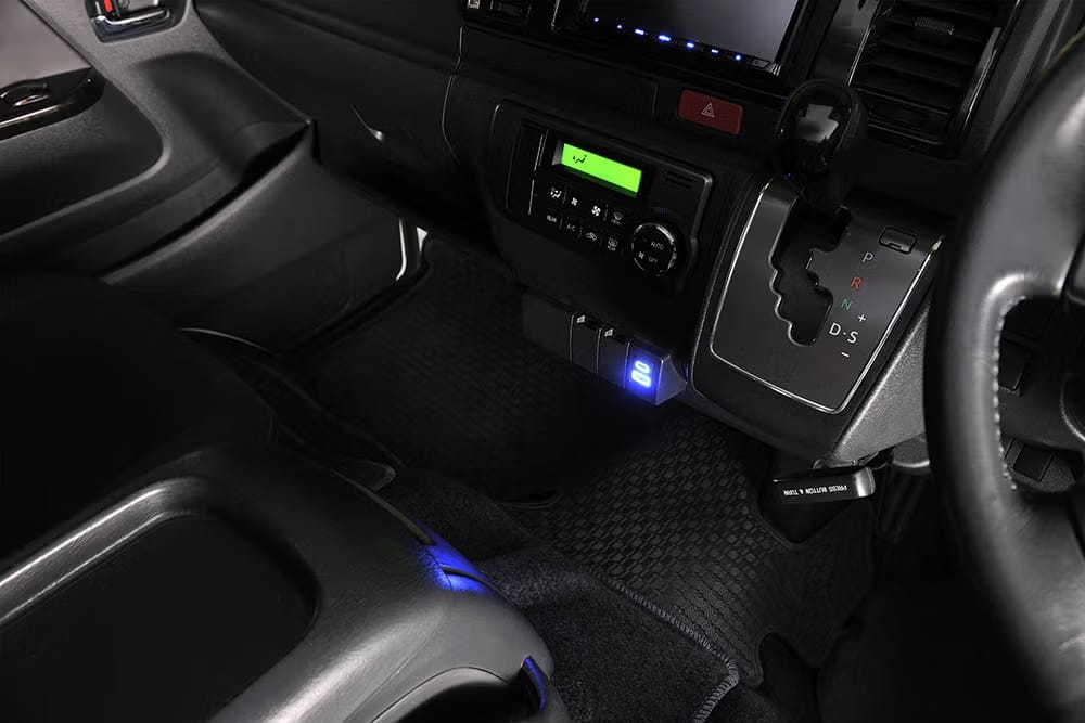 ハイエースに装着した、CX505K ハイエース専用 増設電源ユニット PD70W［カーメイト］｜「えっ…もうコレ純正クオリティじゃん」デザインの統一感がヤバい！差し込むだけで取り付け完了！LEDライト搭載で視認性も抜群のカスタムパーツを紹介