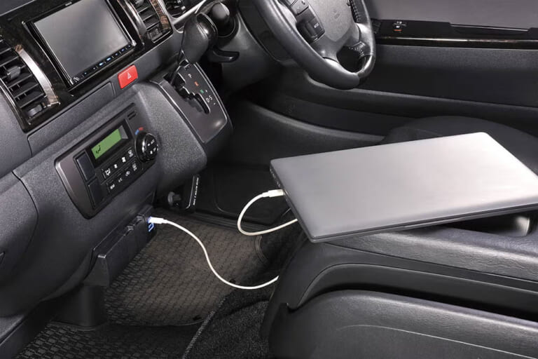 CX505K ハイエース専用 増設電源ユニット PD70W［カーメイト］でノートPCを充電している画像｜「えっ…もうコレ純正クオリティじゃん」デザインの統一感がヤバい！差し込むだけで取り付け完了！LEDライト搭載で視認性も抜群のカスタムパーツを紹介