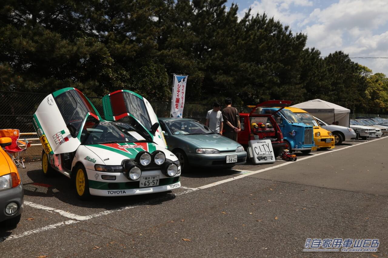 ｜変態グルマ480台の衝撃！「普通じゃない車」が主役の「高速有鉛フェスティバル2026」レポ。救急車から電動モトコンポまで大集結！