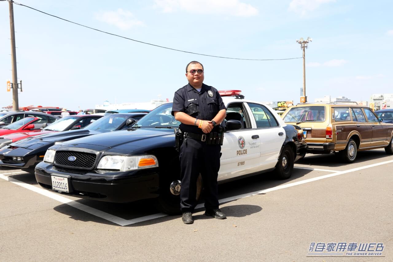 ｜「よくお巡りさんに声かけられます」怪しく微笑む変態さんの愛車は、自由の国の「ホンモノPC」。法と浪漫の境界線を走る「パトカー愛」が深すぎる【高速有鉛フェス2026】