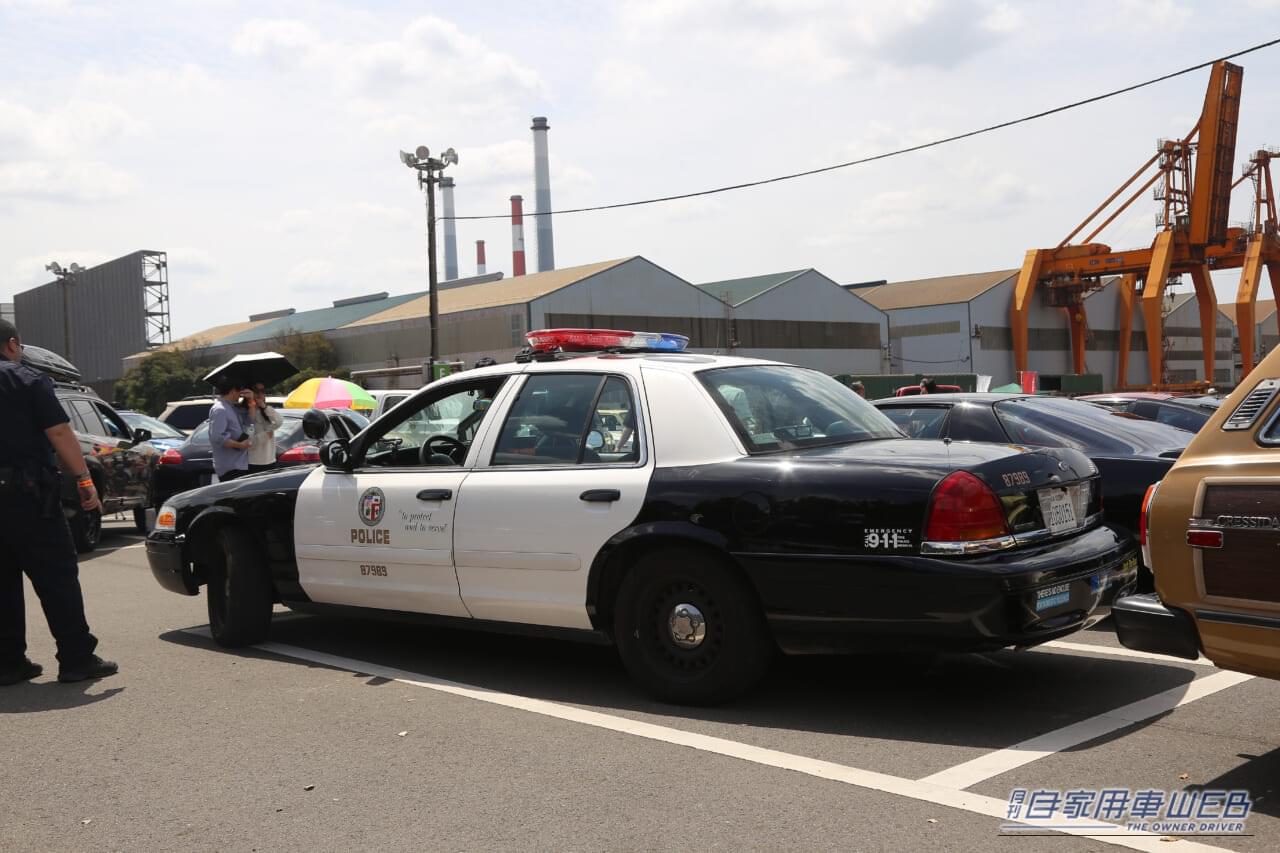 ｜「よくお巡りさんに声かけられます」怪しく微笑む変態さんの愛車は、自由の国の「ホンモノPC」。法と浪漫の境界線を走る「パトカー愛」が深すぎる【高速有鉛フェス2026】