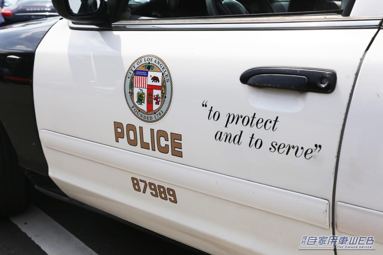 ｜「よくお巡りさんに声かけられます」怪しく微笑む変態さんの愛車は、自由の国の「ホンモノPC」。法と浪漫の境界線を走る「パトカー愛」が深すぎる【高速有鉛フェス2026】