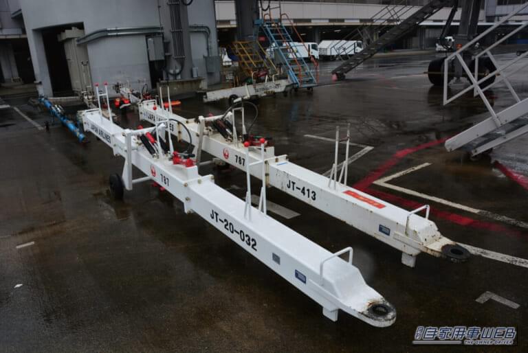 トーバー｜「へぇ〜、空港でよく見かけるけど、こんな役割があったんだね！」大型旅客機の運行を支える働き者！　トーンイング・トラクター　【シリーズ：はたらくクルマ】