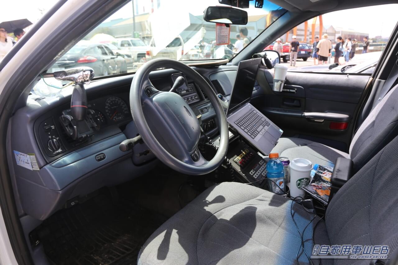 ｜「よくお巡りさんに声かけられます」怪しく微笑む変態さんの愛車は、自由の国の「ホンモノPC」。法と浪漫の境界線を走る「パトカー愛」が深すぎる【高速有鉛フェス2026】