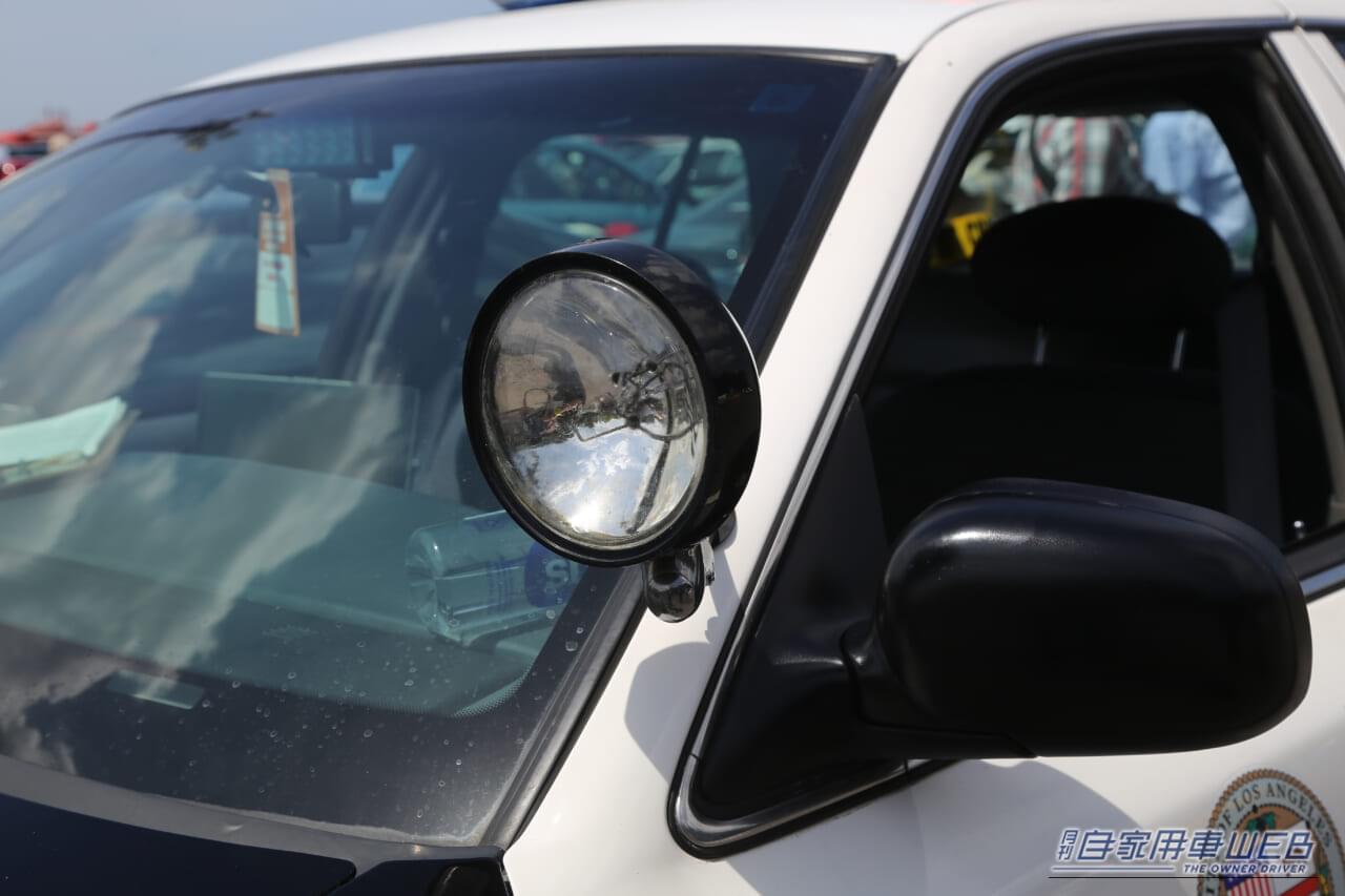 |「よくお巡りさんに声かけられます」怪しく微笑む変態さんの愛車は、自由の国の「ホンモノPC」。法と浪漫の境界線を走る「パトカー愛」が深すぎる【高速有鉛フェス2026】
