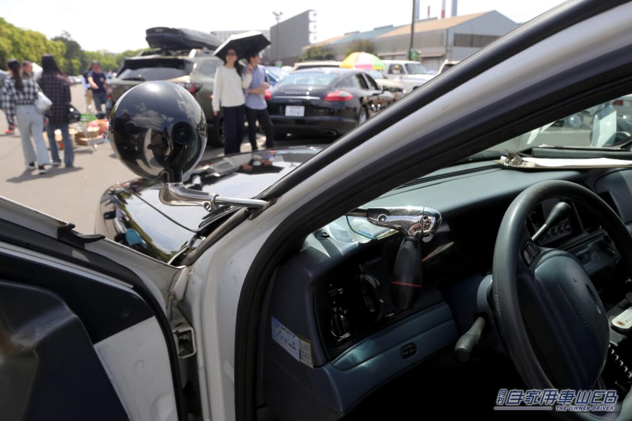 |「よくお巡りさんに声かけられます」怪しく微笑む変態さんの愛車は、自由の国の「ホンモノPC」。法と浪漫の境界線を走る「パトカー愛」が深すぎる【高速有鉛フェス2026】