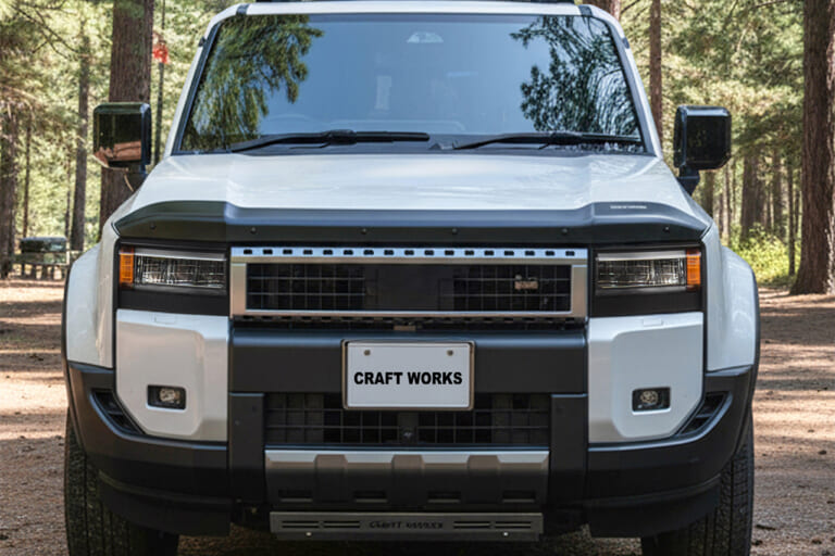 クラフトワークスのバグガードを装着した、トヨタのランクル250｜「えっ…そんな効果があったんだ？」SUV車でよく見る黒いパーツ。実はちゃんと機能があった！これからの季節に装備したいカスタムパーツを紹介