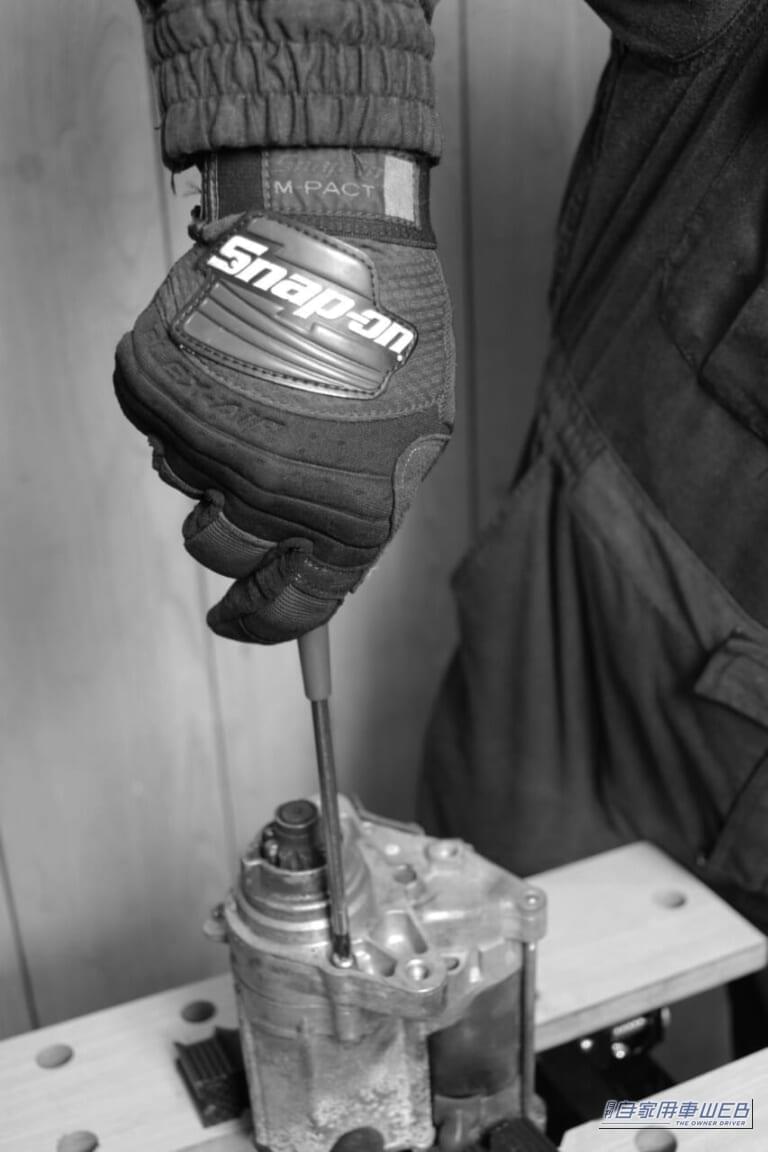 自動車の部品のネジにドライバーをあてがって外そうとしている画像|「えっ…固着したネジがあっさり外れた!」知っておいて損なし。誰でも簡単にできる工具のテクニックを解説