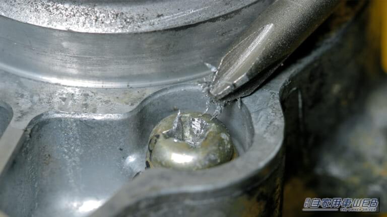 プラスネジの頭にプラスドライバーをあてがう画像｜「えっ…固着したネジがあっさり外れた！」知っておいて損なし。誰でも簡単にできる工具のテクニックを解説