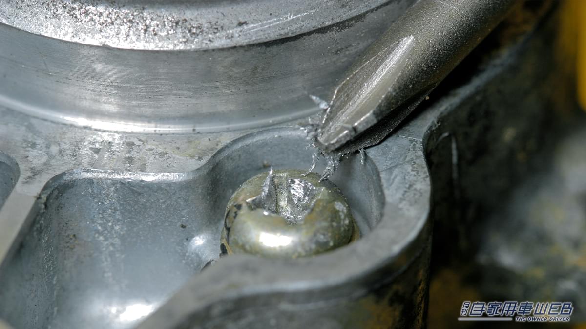 プラスネジの頭にプラスドライバーをあてがう画像|「えっ…固着したネジがあっさり外れた!」知っておいて損なし。誰でも簡単にできる工具のテクニックを解説