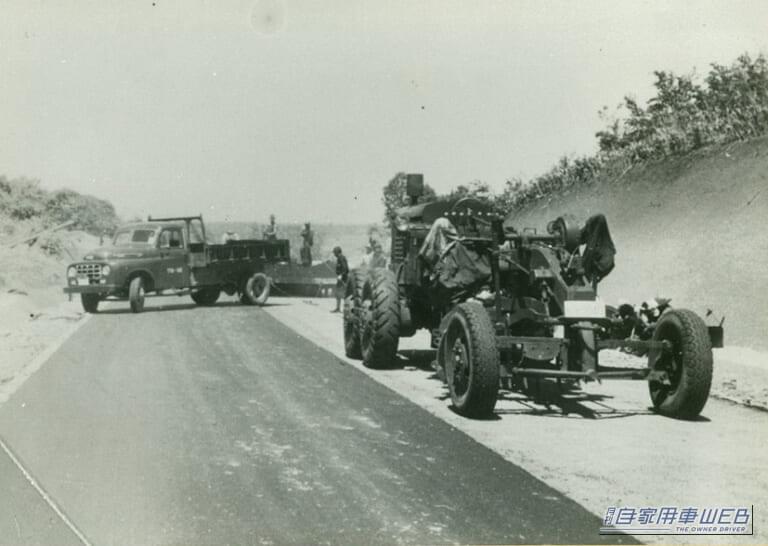 日本初のアスファルトフィニッシャを輸入|「普段使ってるのに、こんな歴史があったなんて知らなかった!」かつては”世界最悪”と評された日本の道路が、世界最高レベルになるまでの道のり‼︎