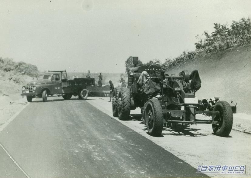 日本初のアスファルトフィニッシャを輸入｜「普段使ってるのに、こんな歴史があったなんて知らなかった！」かつては”世界最悪”と評された日本の道路が、世界最高レベルになるまでの道のり‼︎