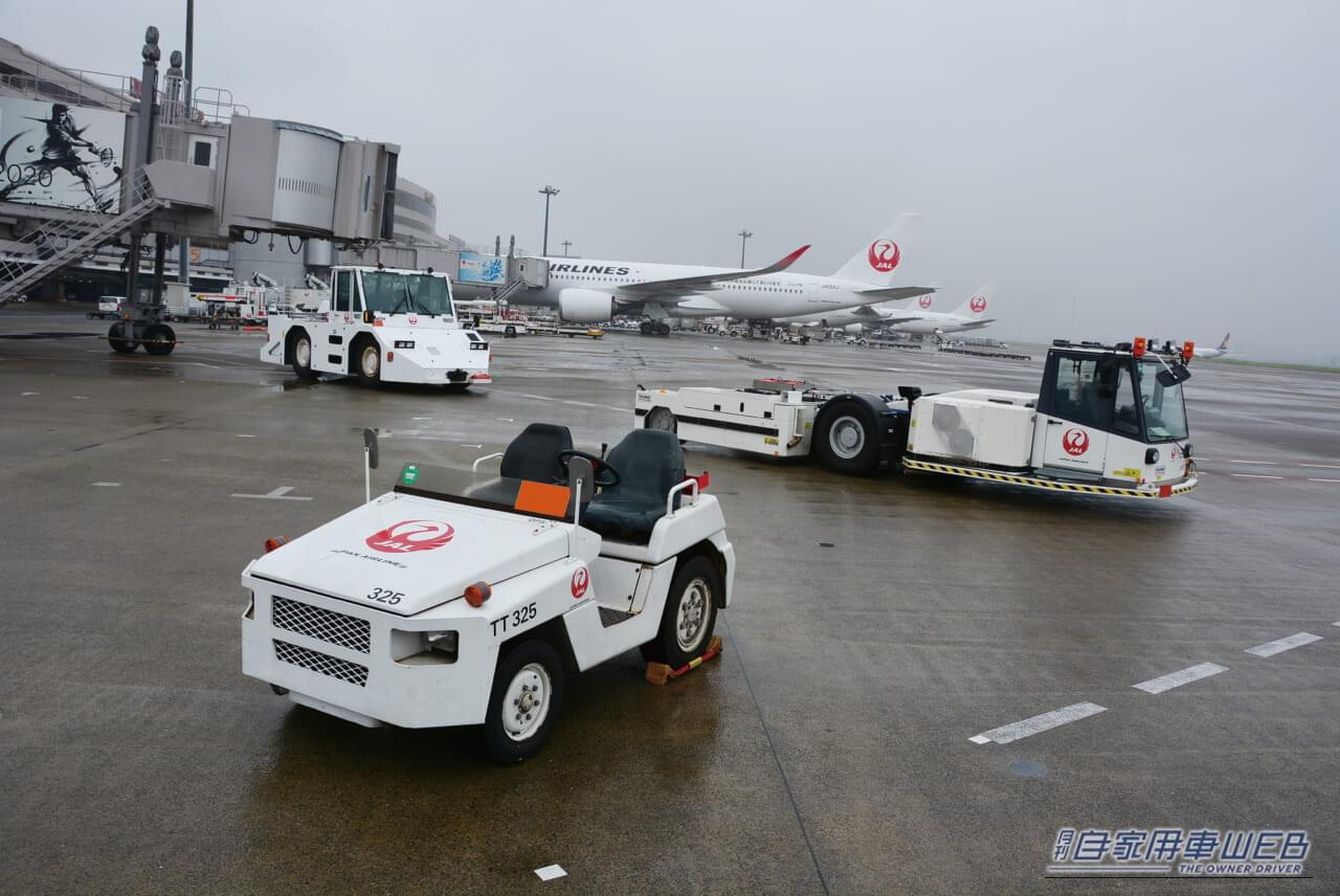 トーイング・トラクター３台並び｜「へぇ〜、空港でよく見かけるけど、こんな役割があったんだね！」大型旅客機の運行を支える働き者！　トーンイング・トラクター　【シリーズ：はたらくクルマ】