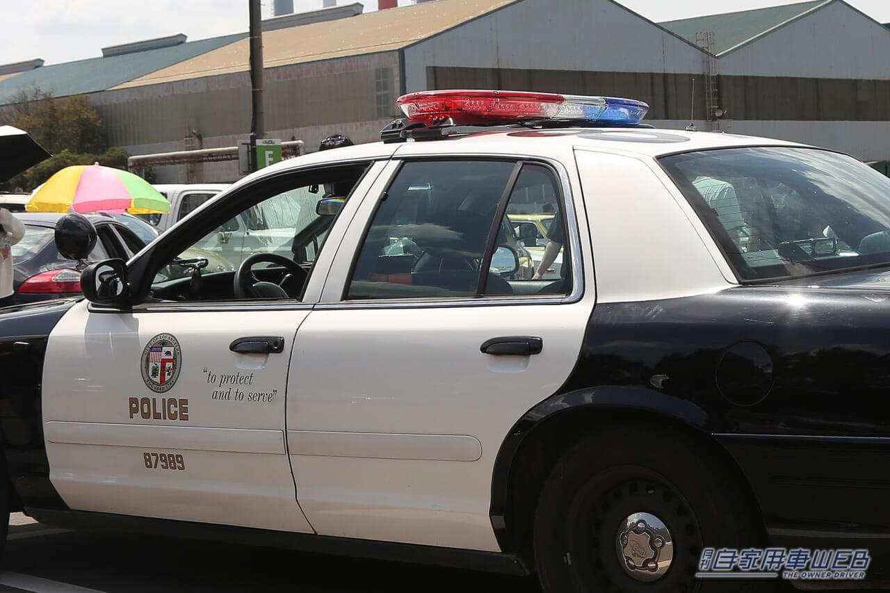 「よくお巡りさんに声かけられます」怪しく微笑む変態さんの愛車は、自由の国の「ホンモノPC」。法と浪漫の境界線を走る「パトカー愛」が深すぎる【高速有鉛フェス2026】