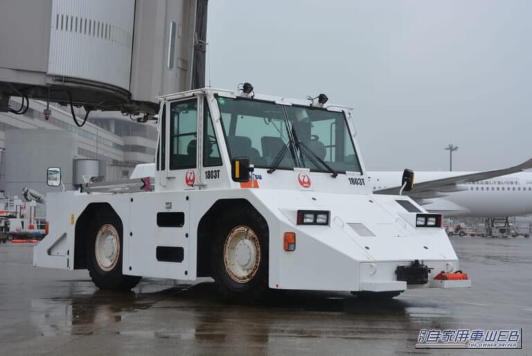 トーイング・トラクター｜「へぇ〜、空港でよく見かけるけど、こんな役割があったんだね！」大型旅客機の運行を支える働き者！　トーンイング・トラクター　【シリーズ：はたらくクルマ】