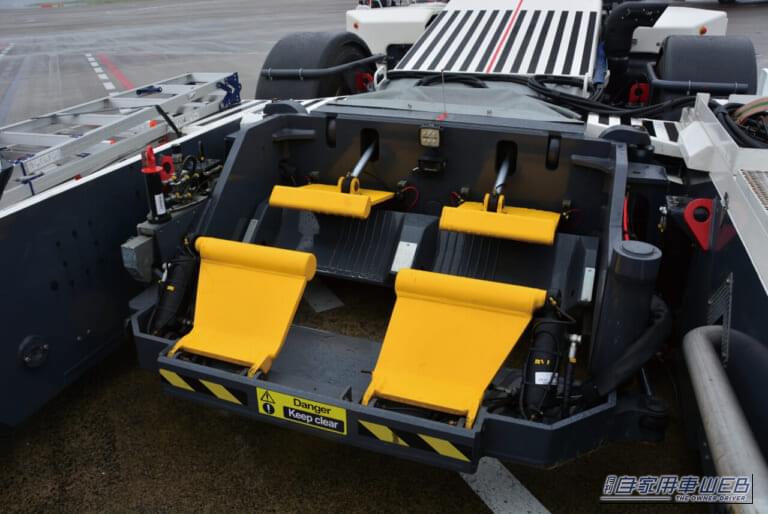 トーバーレス・トーイング・トラクターのドッキング装置｜「へぇ〜、空港でよく見かけるけど、こんな役割があったんだね！」大型旅客機の運行を支える働き者！　トーンイング・トラクター　【シリーズ：はたらくクルマ】