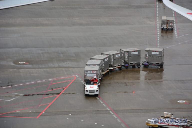 貨物運搬用トーイング・トラクター｜「へぇ〜、空港でよく見かけるけど、こんな役割があったんだね！」大型旅客機の運行を支える働き者！　トーンイング・トラクター　【シリーズ：はたらくクルマ】