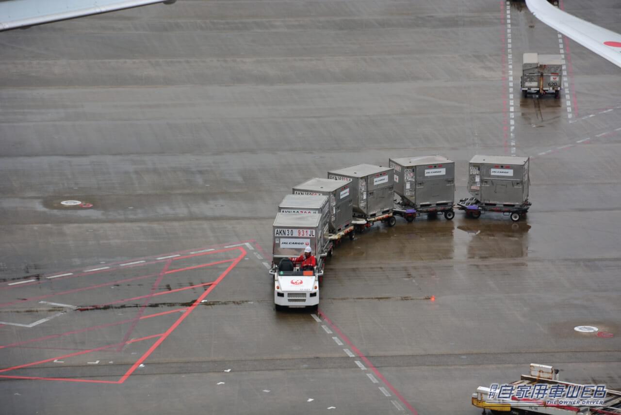 貨物運搬用トーイング・トラクター｜「へぇ〜、空港でよく見かけるけど、こんな役割があったんだね！」大型旅客機の運行を支える働き者！　トーンイング・トラクター　【シリーズ：はたらくクルマ】