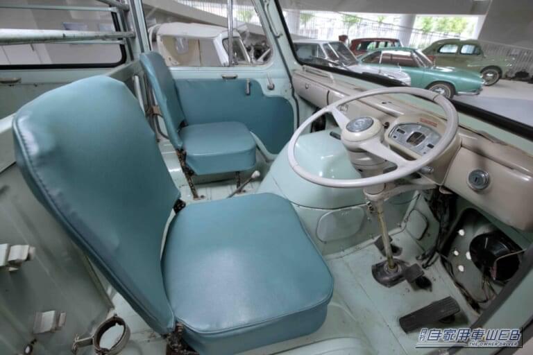 日野コンマース（前席）｜「マジかぁ、65年前にこんな先進的な商用バンが存在していたなんて…」　商用車とは思えない、当時としては先進的なメカニズムが凝縮されたマルチバン