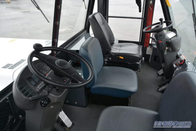 トーイング・トラクター（運転席）｜「へぇ〜、空港でよく見かけるけど、こんな役割があったんだね！」大型旅客機の運行を支える働き者！　トーンイング・トラクター　【シリーズ：はたらくクルマ】