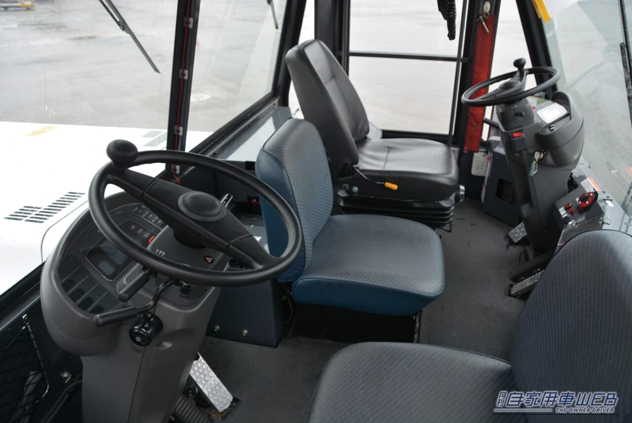 トーイング・トラクター（運転席）｜「へぇ〜、空港でよく見かけるけど、こんな役割があったんだね！」大型旅客機の運行を支える働き者！　トーンイング・トラクター　【シリーズ：はたらくクルマ】