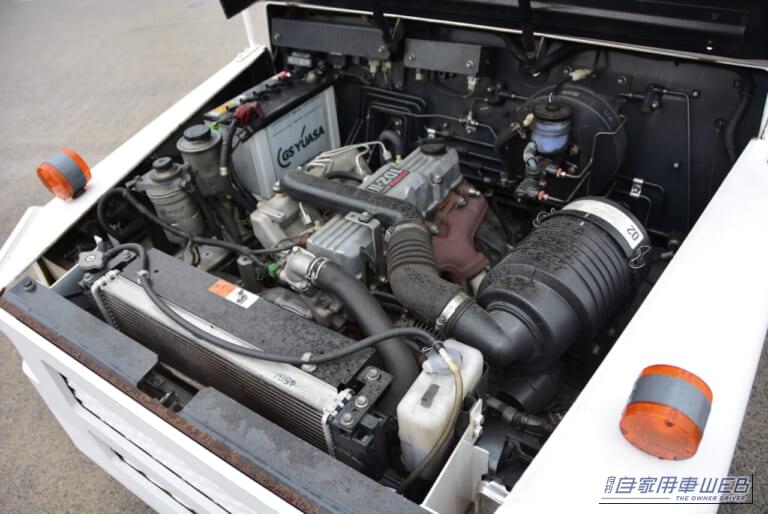 貨物運搬用トーイング・トラクターエンジン｜「へぇ〜、空港でよく見かけるけど、こんな役割があったんだね！」大型旅客機の運行を支える働き者！　トーンイング・トラクター　【シリーズ：はたらくクルマ】