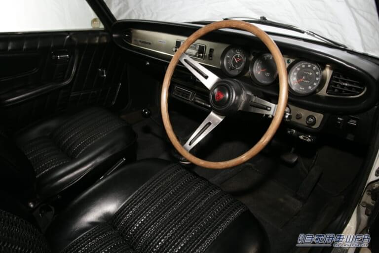 ルーチェ・ロータリークーペの室内（コックピット）｜「いま見ても色褪せない流麗なプロポーション」「マツダ史上、唯一無二のFFロータリー」は、優雅に高速移動するための”ラグジュアリーGT”だった！
