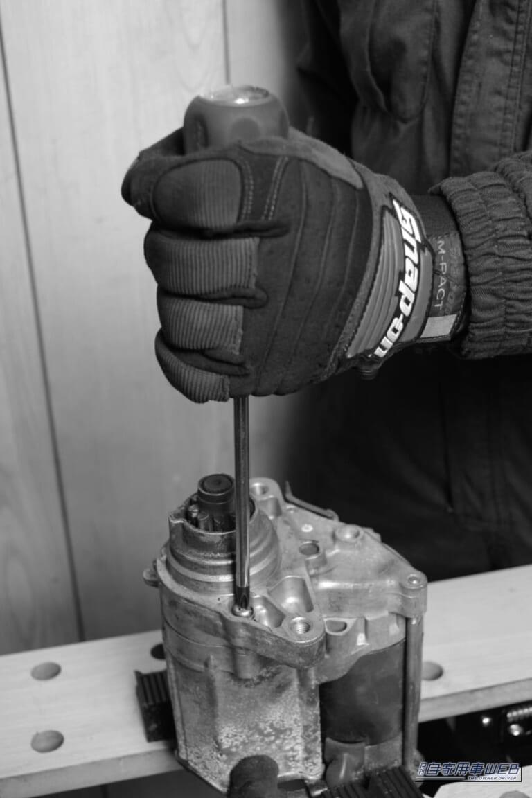 貫通ドライバーで固着したネジを外している|「えっ…固着したネジがあっさり外れた!」知っておいて損なし。誰でも簡単にできる工具のテクニックを解説