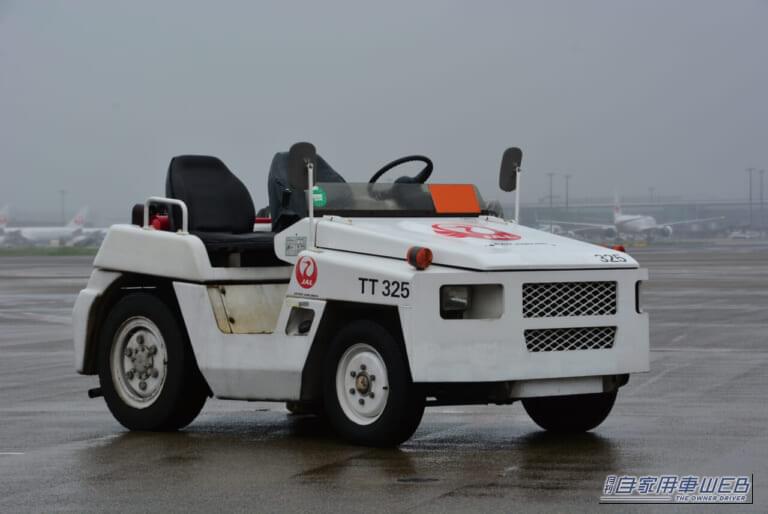 貨物運搬用トーイング・トラクター｜「へぇ〜、空港でよく見かけるけど、こんな役割があったんだね！」大型旅客機の運行を支える働き者！　トーンイング・トラクター　【シリーズ：はたらくクルマ】