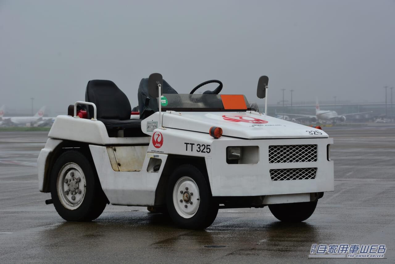 貨物運搬用トーイング・トラクター｜「へぇ〜、空港でよく見かけるけど、こんな役割があったんだね！」大型旅客機の運行を支える働き者！　トーンイング・トラクター　【シリーズ：はたらくクルマ】