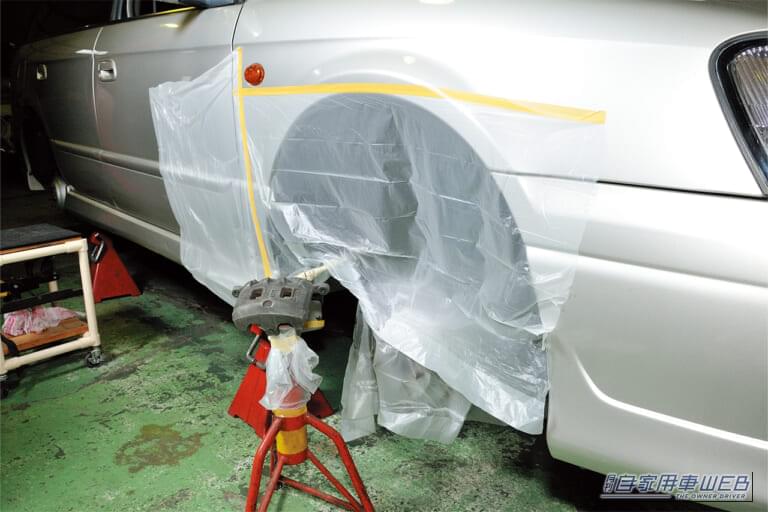 ブレーキキャリパーにスプレー塗装するために、車両のボディにマスキングを施す｜「えっ…見慣れた愛車が劇変したわ」「まるで純正のような仕上がり…」さりげないけど効果抜群のドレスアップテクを紹介