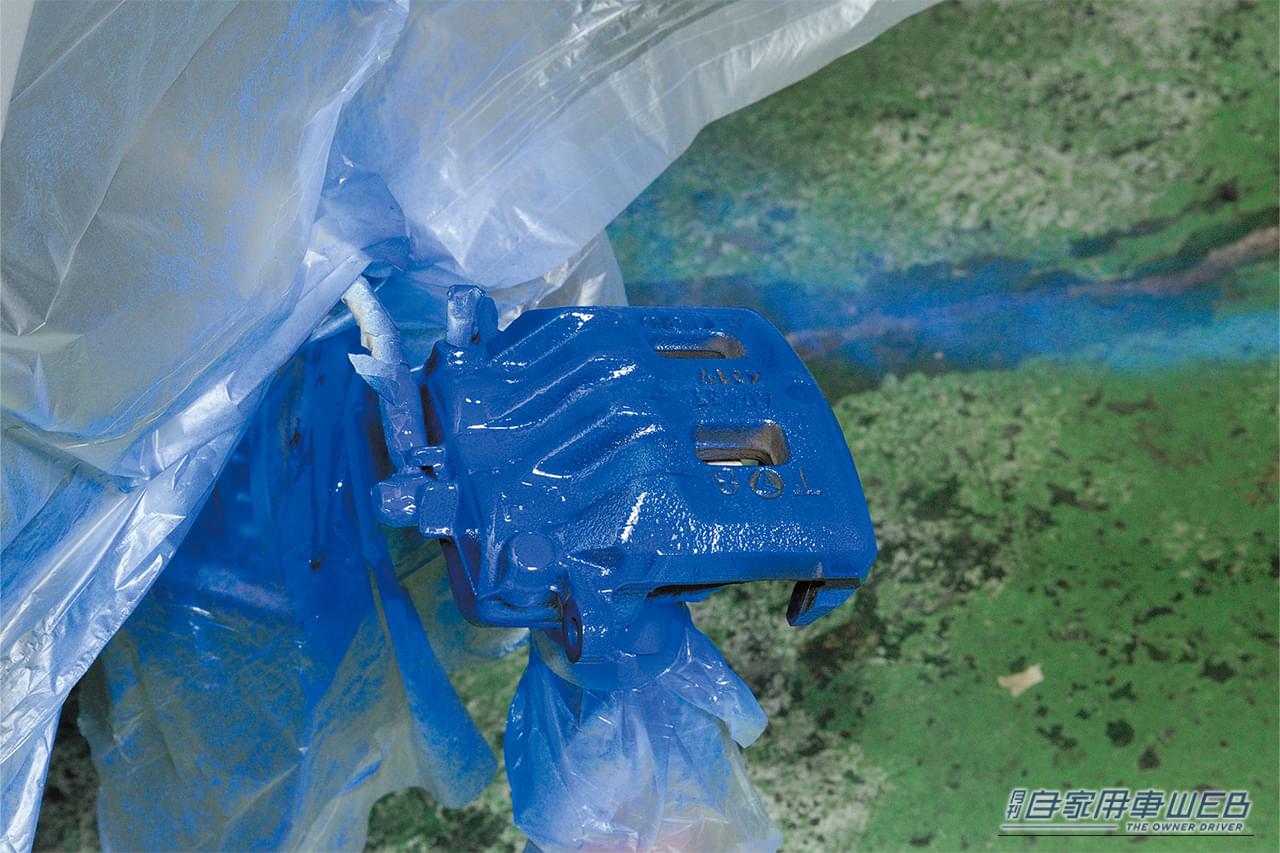 青い耐熱塗料を噴き付けられているブレーキキャリパー|「えっ…見慣れた愛車が劇変したわ」「まるで純正のような仕上がり…」さりげないけど効果抜群のドレスアップテクを紹介
