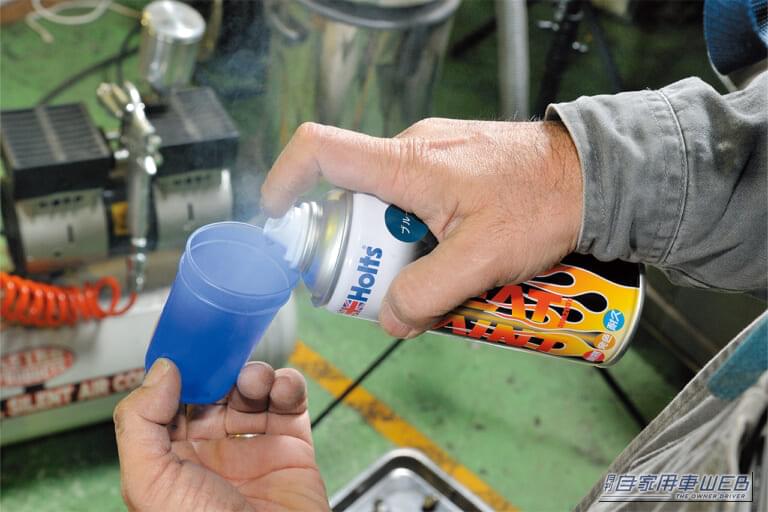 ホルツの耐熱塗料をカップに出している|「えっ…見慣れた愛車が劇変したわ」「まるで純正のような仕上がり…」さりげないけど効果抜群のドレスアップテクを紹介