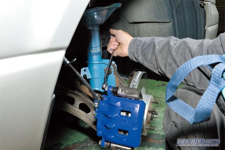 ブルーに塗装したブレーキキャリパーを組み付ける｜「えっ…見慣れた愛車が劇変したわ」「まるで純正のような仕上がり…」さりげないけど効果抜群のドレスアップテクを紹介