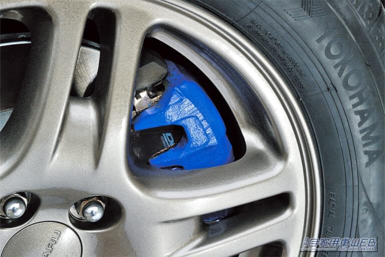 ホイールの隙間から見えるブルーのブレーキキャリパー｜「えっ…見慣れた愛車が劇変したわ」「まるで純正のような仕上がり…」さりげないけど効果抜群のドレスアップテクを紹介