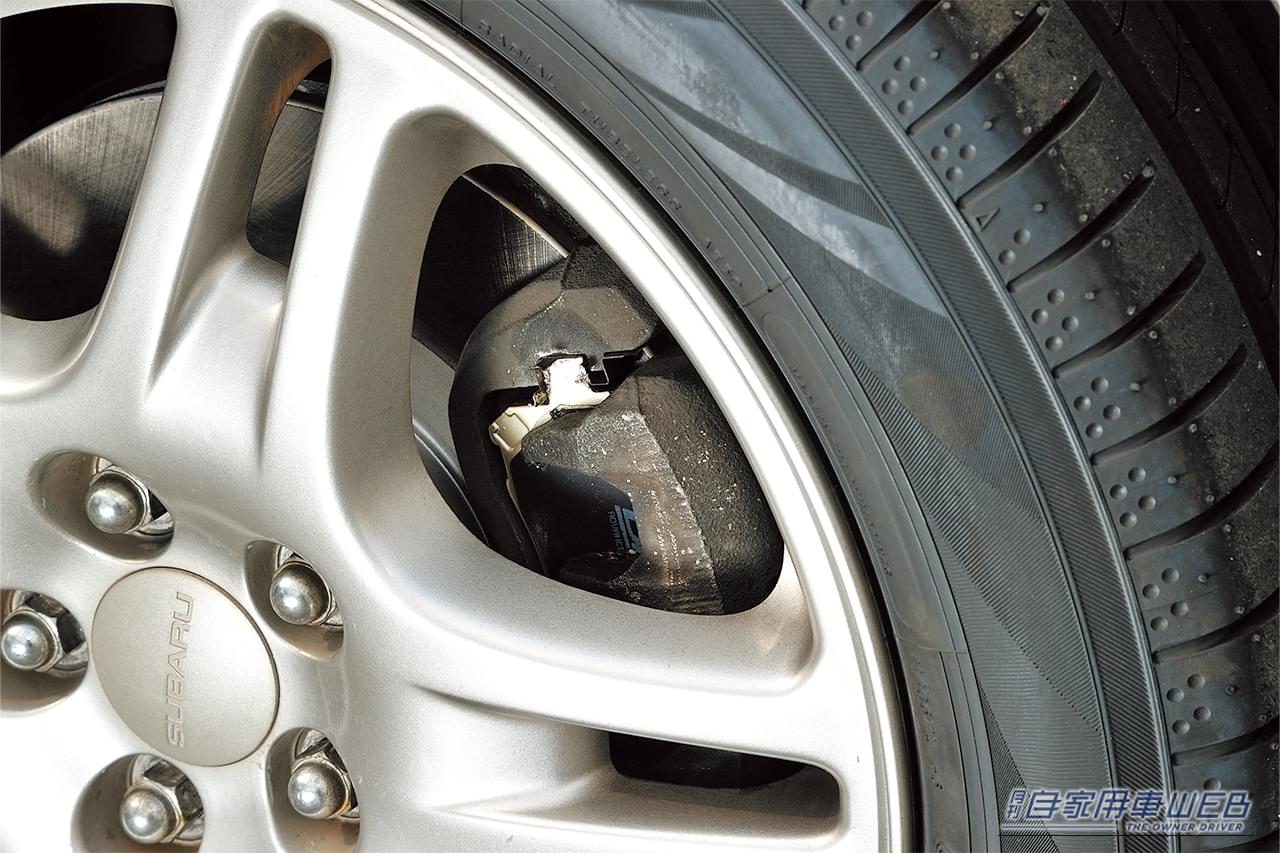 スバル車の純正ホイールの隙間から見えるブレーキキャリパー|「えっ…見慣れた愛車が劇変したわ」「まるで純正のような仕上がり…」さりげないけど効果抜群のドレスアップテクを紹介