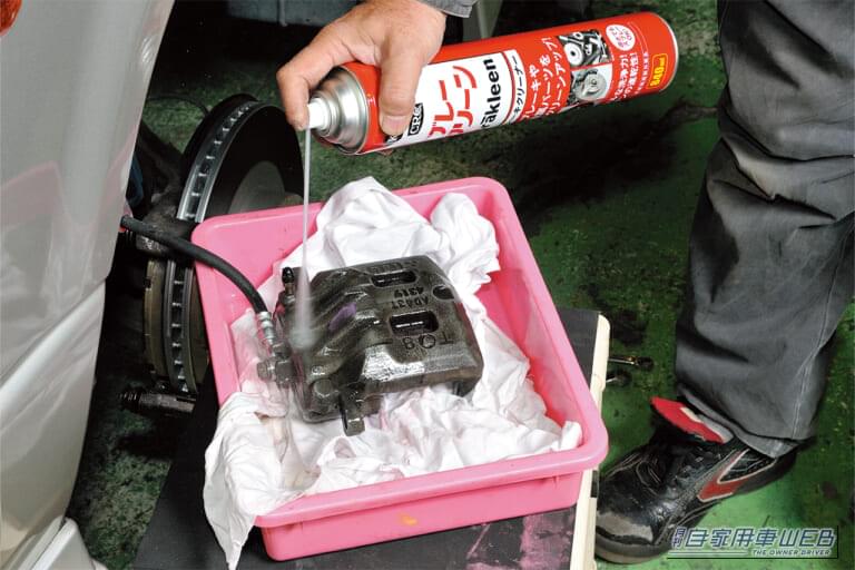 KUREのブレークリーン（ブレーキ用のクリーナー）で、ブレーキキャリパーの汚れを落としている｜「えっ…見慣れた愛車が劇変したわ」「まるで純正のような仕上がり…」さりげないけど効果抜群のドレスアップテクを紹介