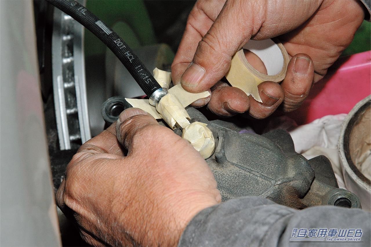 ブレーキホースにマスキングをしている画像｜「えっ…見慣れた愛車が劇変したわ」「まるで純正のような仕上がり…」さりげないけど効果抜群のドレスアップテクを紹介