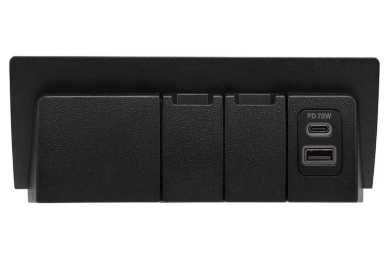 CX505K ハイエース専用 増設電源ユニット PD70W［カーメイト］のメインパネル｜「えっ…もうコレ純正クオリティじゃん」デザインの統一感がヤバい！差し込むだけで取り付け完了！LEDライト搭載で視認性も抜群のカスタムパーツを紹介