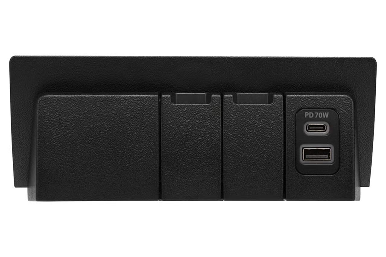 CX505K ハイエース専用 増設電源ユニット PD70W［カーメイト］のメインパネル｜「えっ…もうコレ純正クオリティじゃん」デザインの統一感がヤバい！差し込むだけで取り付け完了！LEDライト搭載で視認性も抜群のカスタムパーツを紹介