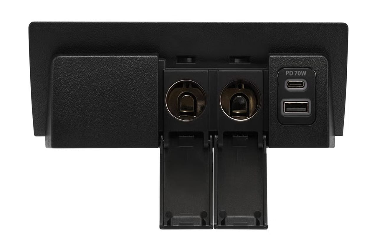 CX505K ハイエース専用 増設電源ユニット PD70W［カーメイト］の正面の画像｜「えっ…もうコレ純正クオリティじゃん」デザインの統一感がヤバい！差し込むだけで取り付け完了！LEDライト搭載で視認性も抜群のカスタムパーツを紹介