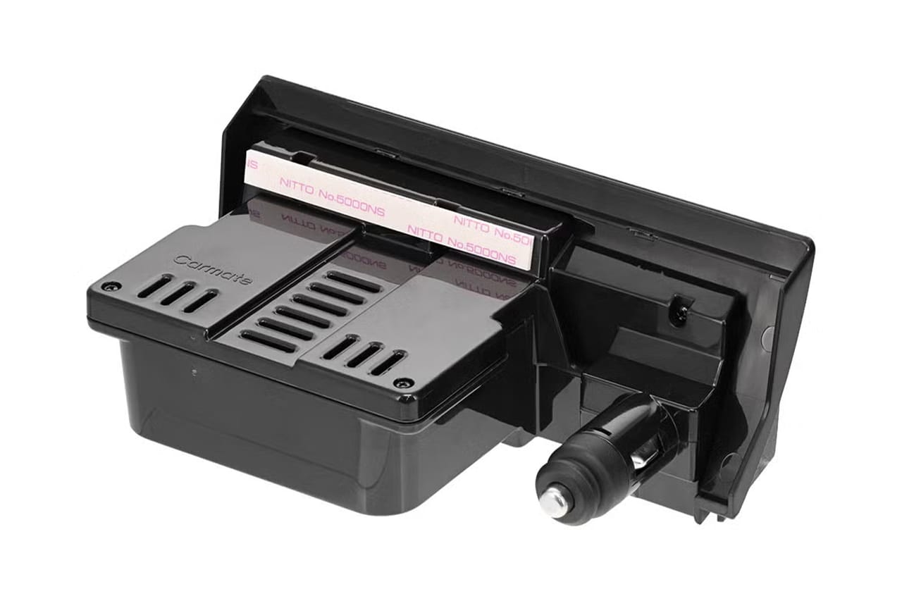 CX505K ハイエース専用 増設電源ユニット PD70W［カーメイト］の取り付け部分｜「えっ…もうコレ純正クオリティじゃん」デザインの統一感がヤバい！差し込むだけで取り付け完了！LEDライト搭載で視認性も抜群のカスタムパーツを紹介