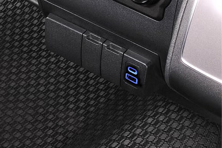 CX505K ハイエース専用 増設電源ユニット PD70W［カーメイト］のUSBポートのLEDが青く点灯｜「えっ…もうコレ純正クオリティじゃん」デザインの統一感がヤバい！差し込むだけで取り付け完了！LEDライト搭載で視認性も抜群のカスタムパーツを紹介