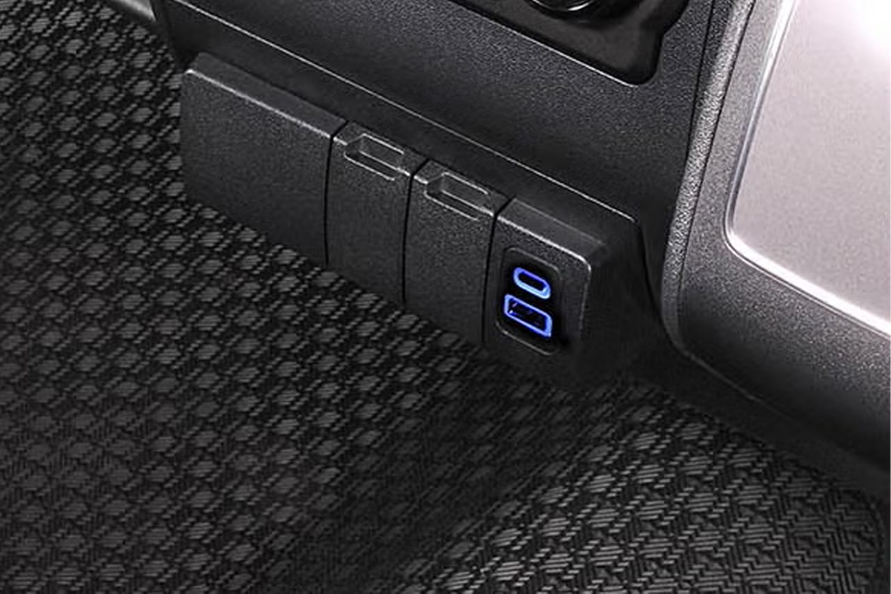 CX505K ハイエース専用 増設電源ユニット PD70W［カーメイト］のUSBポートのLEDが青く点灯｜「えっ…もうコレ純正クオリティじゃん」デザインの統一感がヤバい！差し込むだけで取り付け完了！LEDライト搭載で視認性も抜群のカスタムパーツを紹介