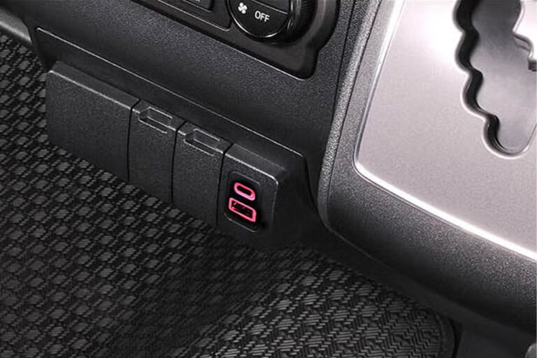 CX505K ハイエース専用 増設電源ユニット PD70W［カーメイト］のUSBポートのLEDが赤く点灯｜「えっ…もうコレ純正クオリティじゃん」デザインの統一感がヤバい！差し込むだけで取り付け完了！LEDライト搭載で視認性も抜群のカスタムパーツを紹介