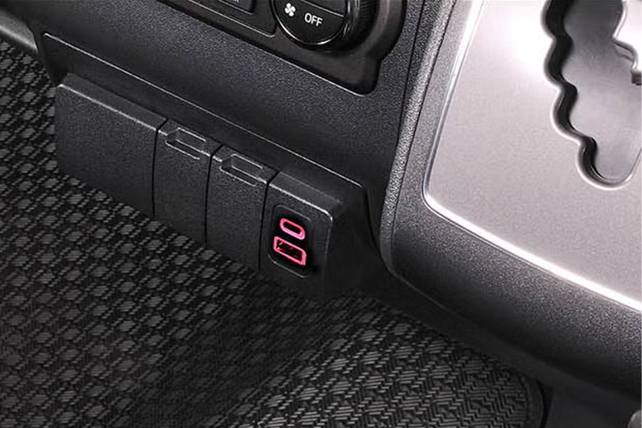 CX505K ハイエース専用 増設電源ユニット PD70W［カーメイト］のUSBポートのLEDが赤く点灯｜「えっ…もうコレ純正クオリティじゃん」デザインの統一感がヤバい！差し込むだけで取り付け完了！LEDライト搭載で視認性も抜群のカスタムパーツを紹介