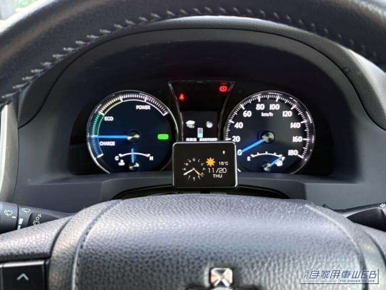 210系クラウンのインパネ前に設置した、カシムラのスマートクロック(AK-230)。|「結果、大正解でした」小型モニターを車内に設置。ドライブ中に情報を表示。あらゆる車種に対応するガジェットを購入! 実際に使用した印象をレポート