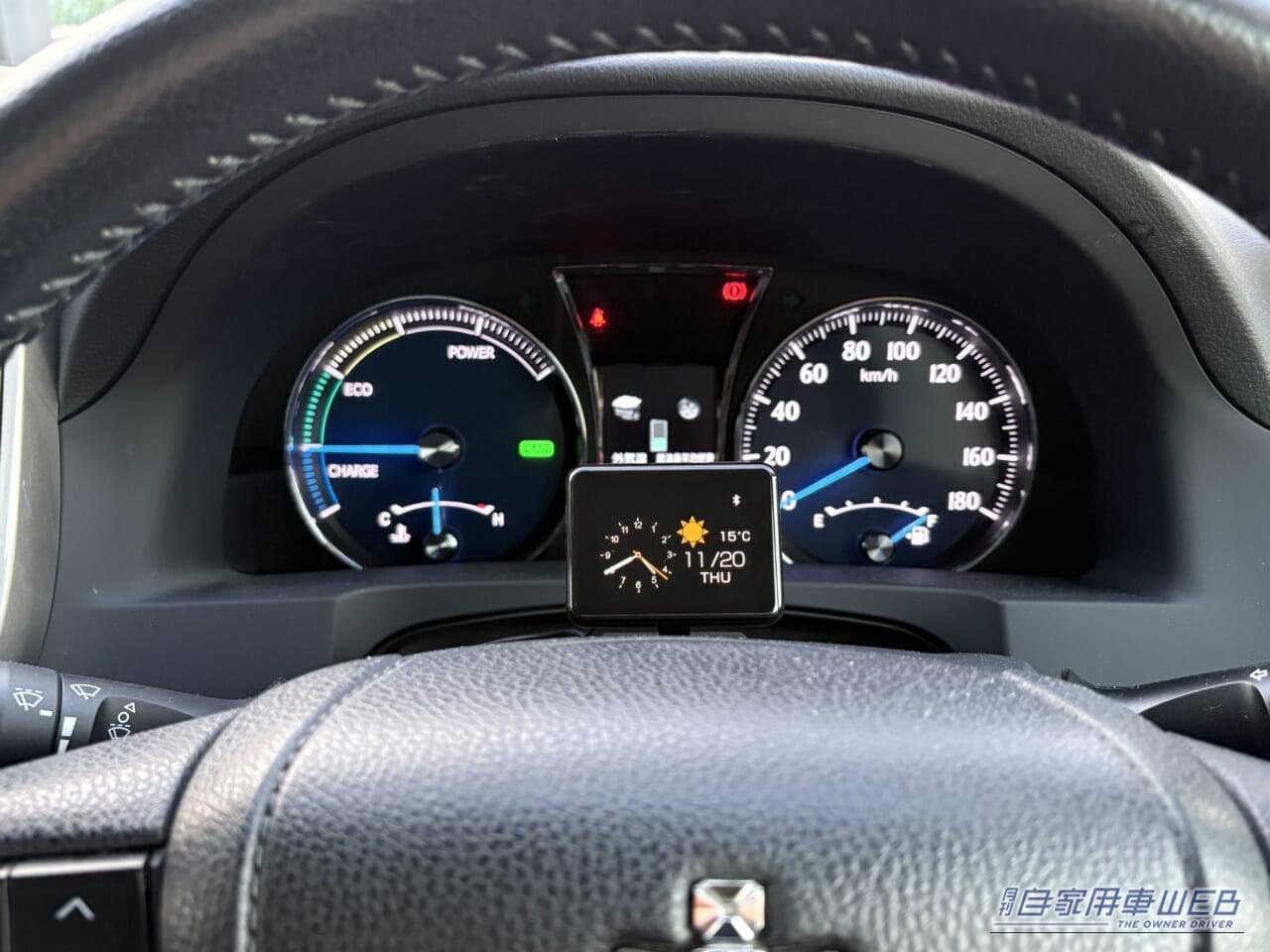 210系クラウンのインパネ前に設置した、カシムラのスマートクロック(AK-230)。|「結果、大正解でした」小型モニターを車内に設置。ドライブ中に情報を表示。あらゆる車種に対応するガジェットを購入! 実際に使用した印象をレポート