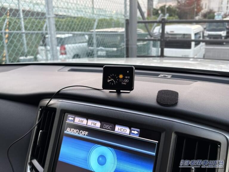 210系クラウンのダッシュボード上に設置した、カシムラのスマートクロック（AK-230）｜「結果、大正解でした」小型モニターを車内に設置。ドライブ中に情報を表示。あらゆる車種に対応するガジェットを購入！ 実際に使用した印象をレポート
